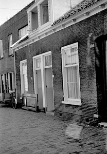 58450 Gezicht op de voorgevels van de huizen Hoenderstraat 9-11 te Utrecht; rechts het huis nr. 9. N.B. De straatnaam ...